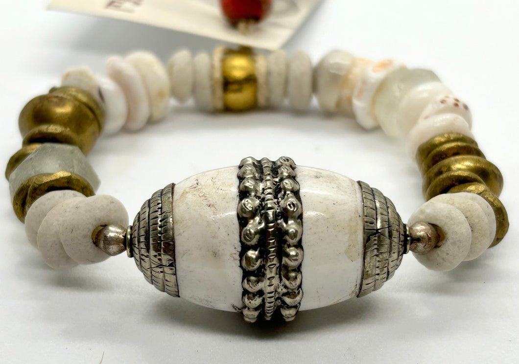 BEAUTIFUL SOUL - VINTAGE CONCH BEAD WITH WHITE ASHANTI BEAD - BRACELET