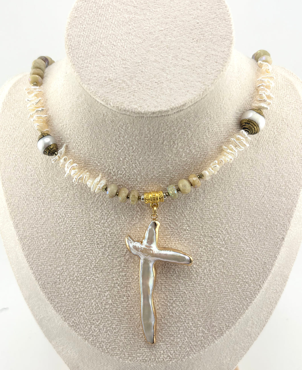 BEAUTIFUL SOUL - GORGEOUS CROSS PEARL - SHORT NECKLACE