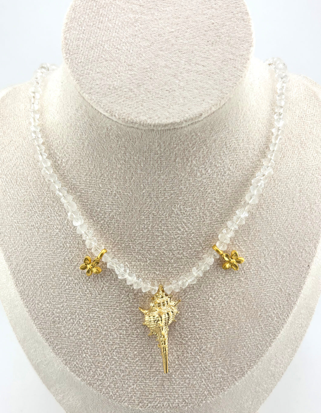BEAUTIFUL SOUL - ENCHANTED GOLD SHELL - SHORT NECKLACE