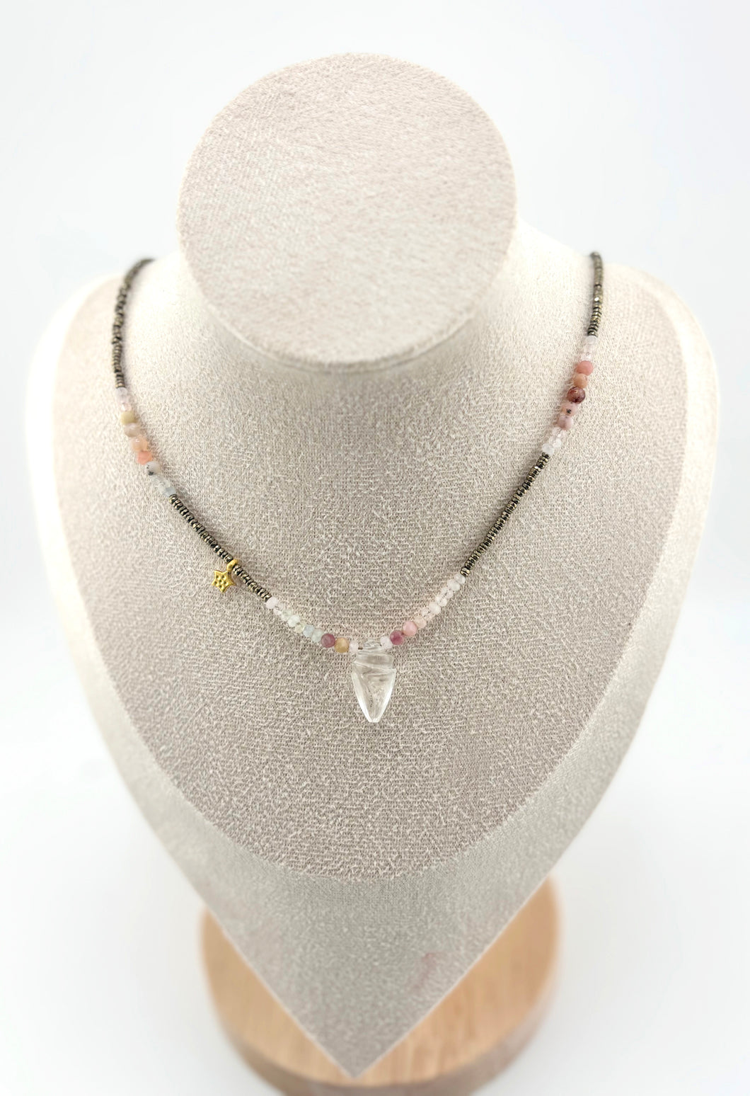 BEAUTIFUL SOUL - GLORIOUS ROCK CRYSTAL SHELL - SHORT NECKLACE