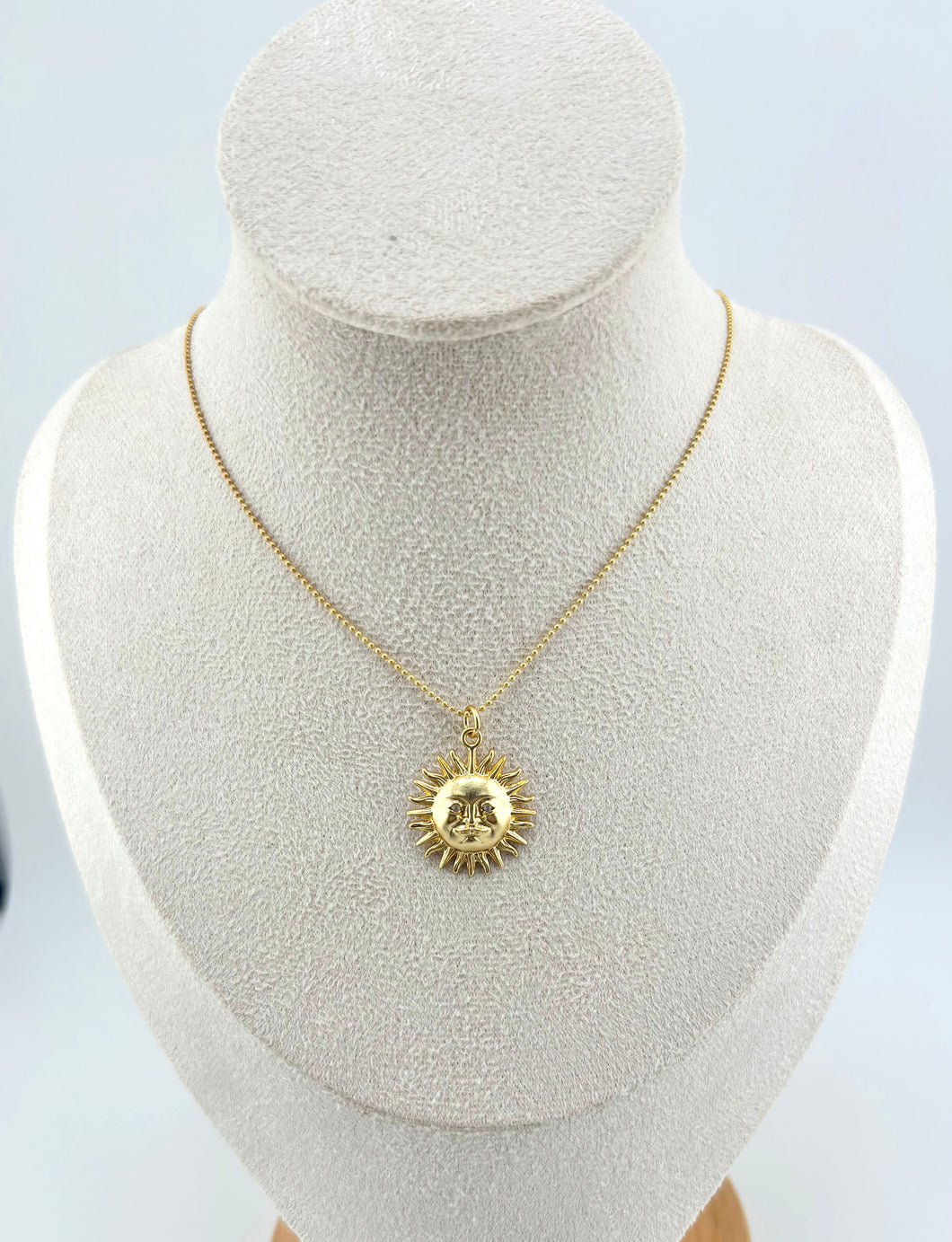 simply beautiful - GOLD SUN PENDENT WITH VERMEIL CHAIN - SHORT NECKLACE